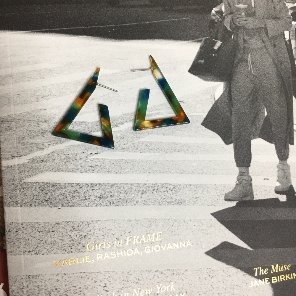 NWT Trendy mini triangle resin dangle earrings - Picture 3 of 5